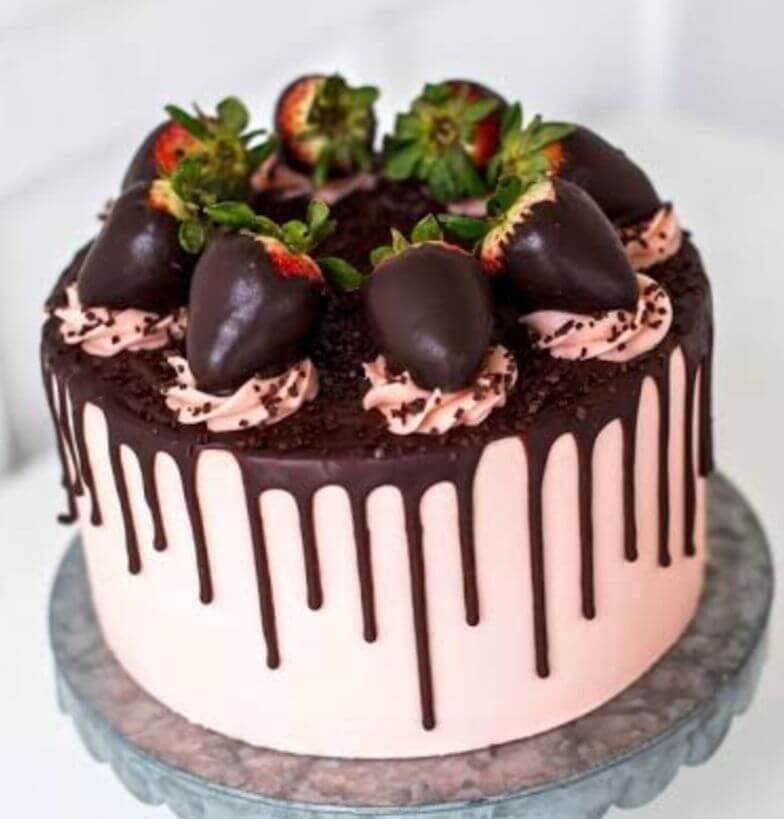 strawberry chocolate dripping cake