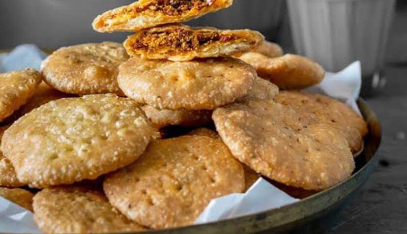 Besan masala stuffed Mathri