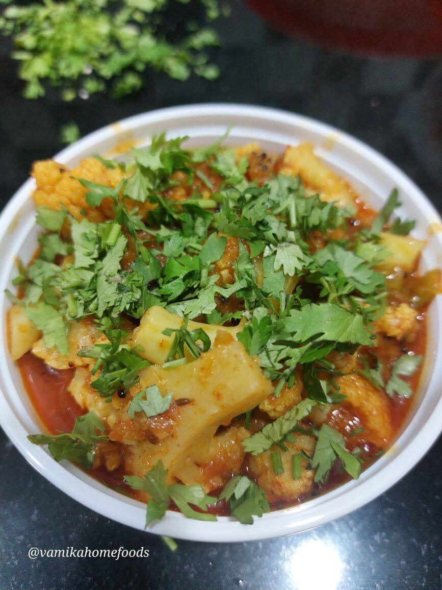 Cauliflower tomato curry